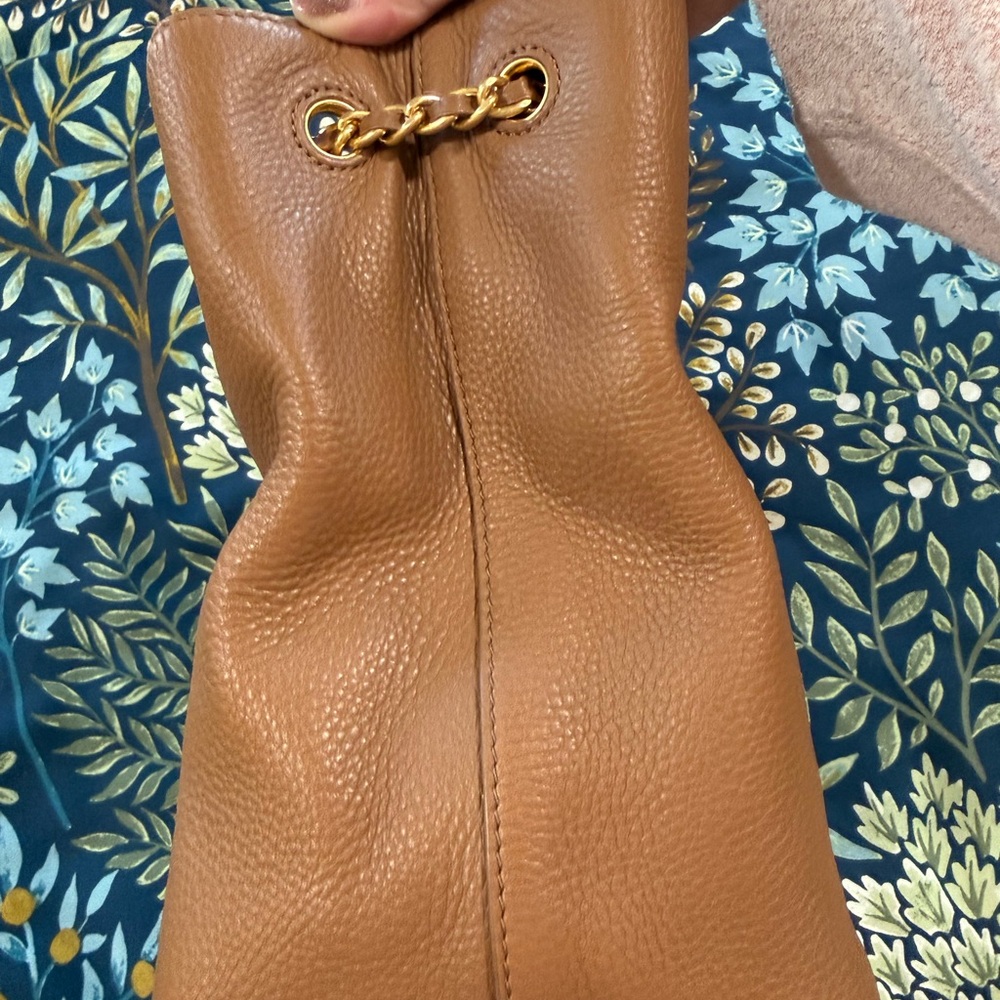 Tory Burch British Tan Pebbled Leather Shoulder Bag with Gold Chain - Picture 5 of 12